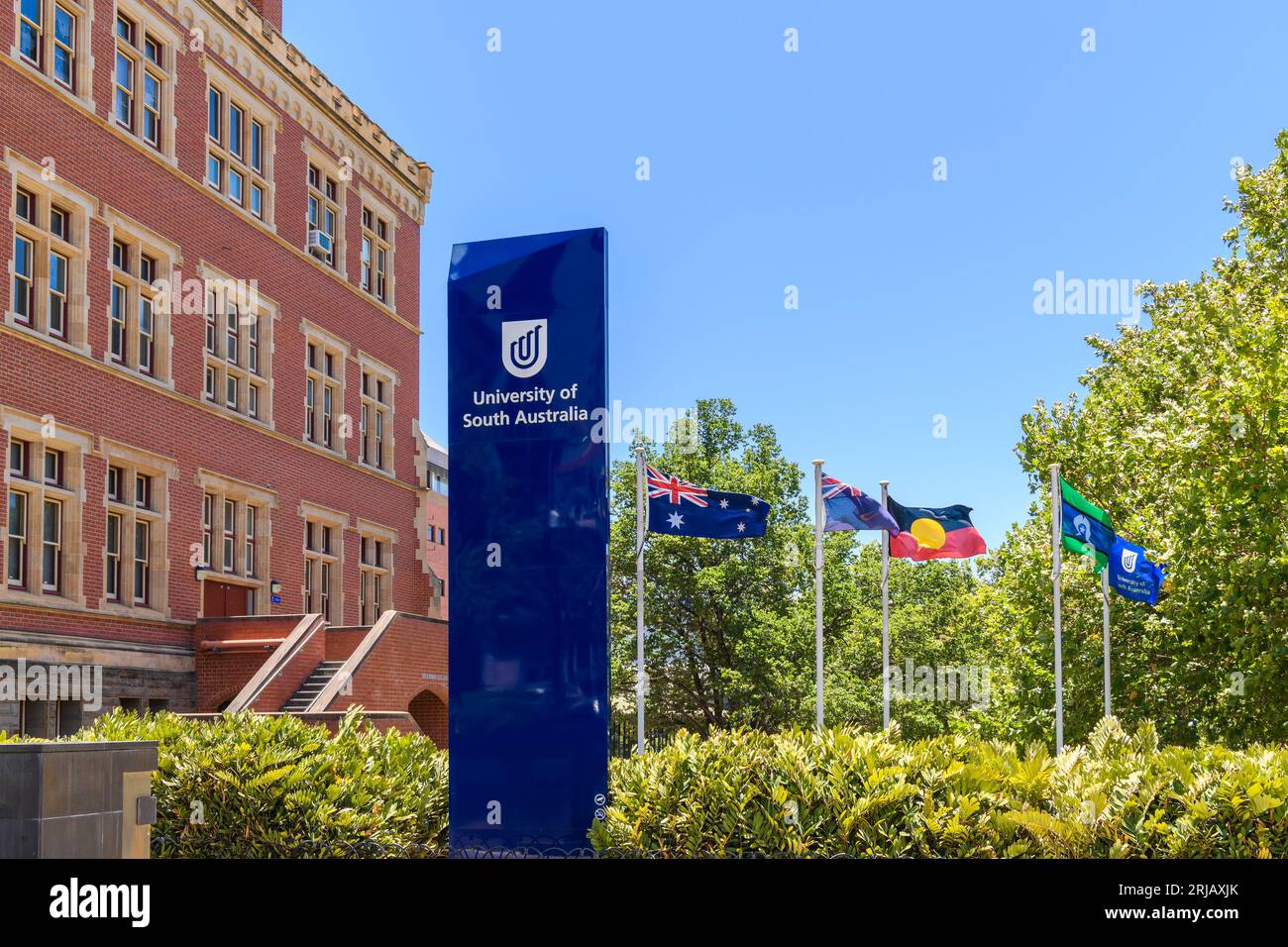Adelaide, Australia meridionale - 28 dicembre 2022: Campus della University of South Australia City East con logo stand e Brookman Building accanto su un cl Foto Stock
