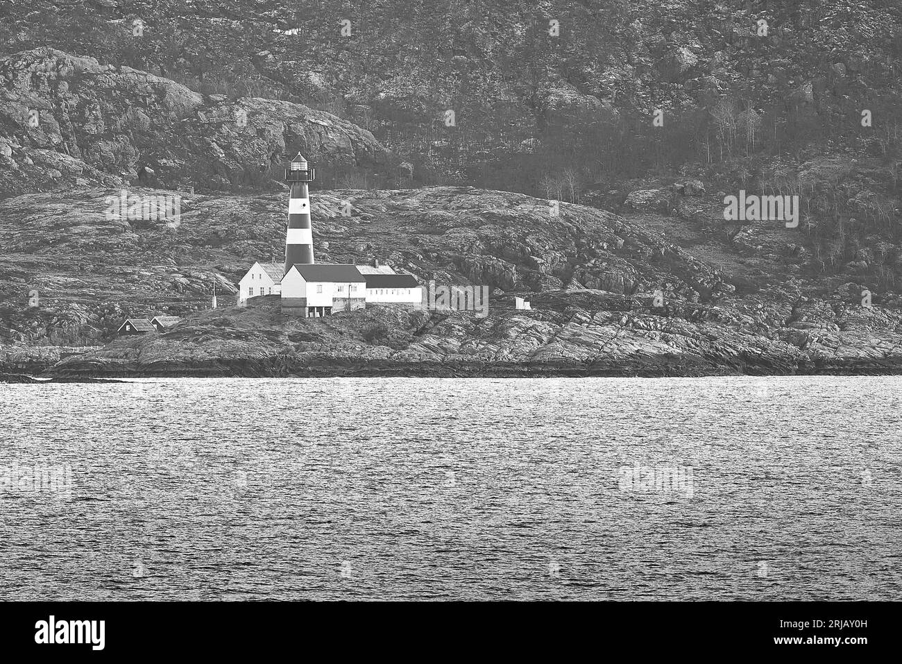 Foto in bianco e nero del faro di Landegode costruito in ghisa, costruito nel 1902, situato sulla piccola isola di 18 km a nord di Bodø, Norvegia Foto Stock