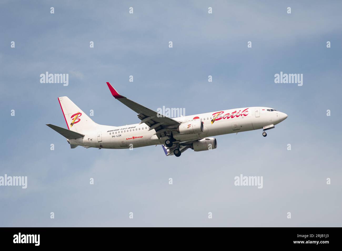 15.07.2023, Singapore, Repubblica di Singapore, Asia - il jet passeggeri Batik Air Boeing 737-800 con registrazione PK-LDK si avvicina all'aeroporto di Changi. Foto Stock