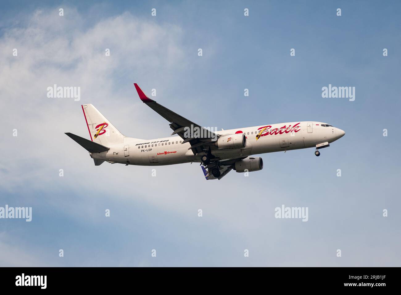 15.07.2023, Singapore, Repubblica di Singapore, Asia - il jet passeggeri Batik Air Boeing 737-800 con registrazione PK-LDP si avvicina all'aeroporto di Changi. Foto Stock