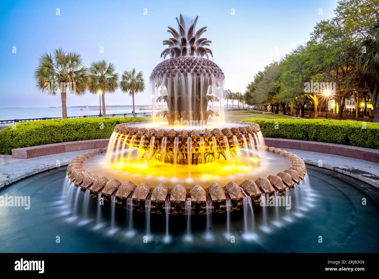 Fontana a forma di ananas a più strati affacciata sul lungomare, famosa per le foto. Situato in: Joe Riley Waterfront Park Charleston, South Carolina, Foto Stock