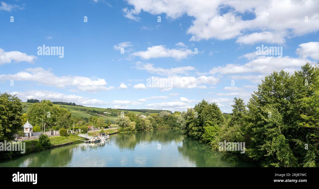 Vista panoramica del fiume Marna a Nanteuil-sur-Marne, Seine-et-Marne, Ile-de-France, Francia Foto Stock
