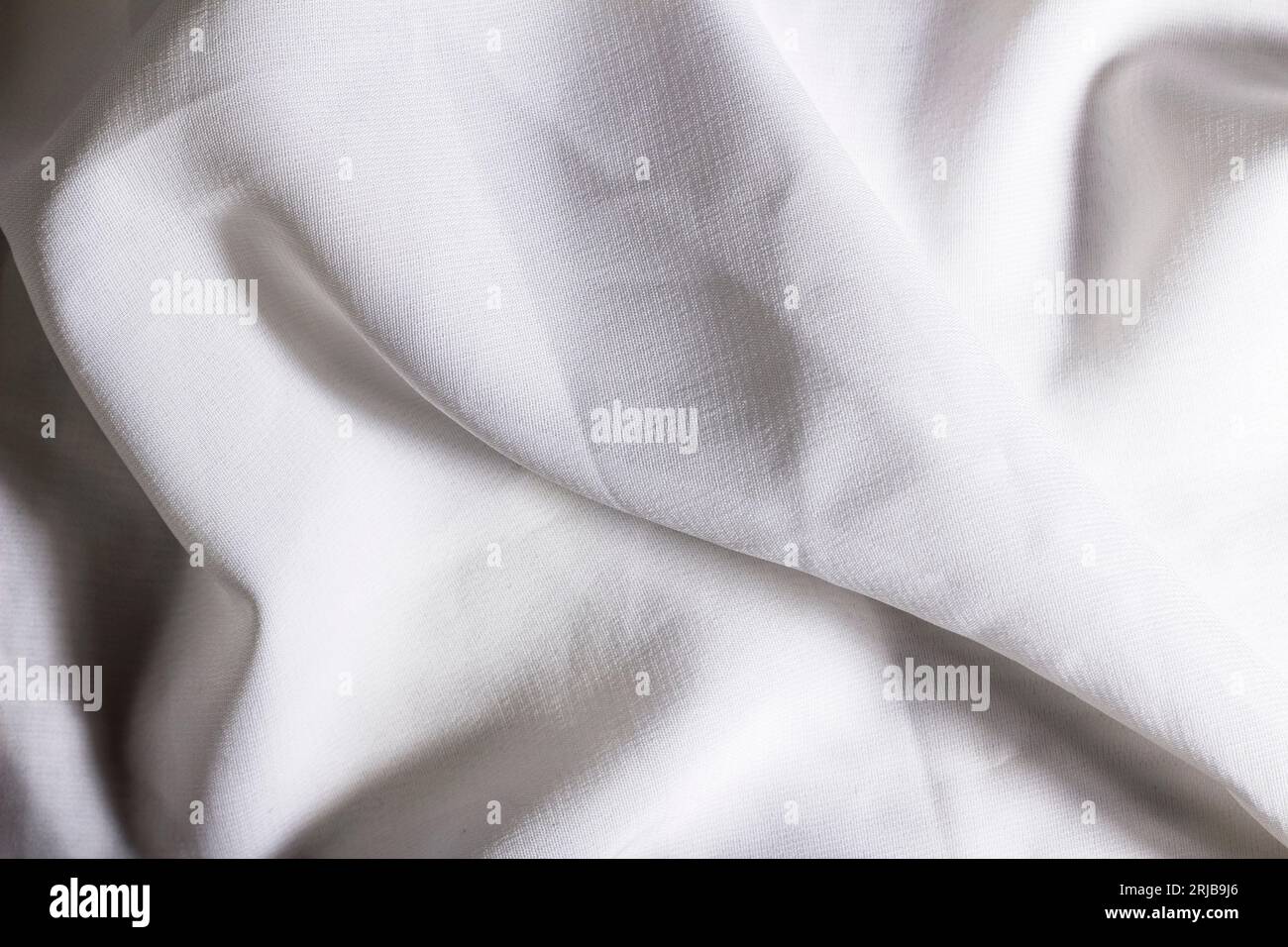 Texture ondulata tessuto bianco con ombre, luminosità media, primo piano Foto Stock