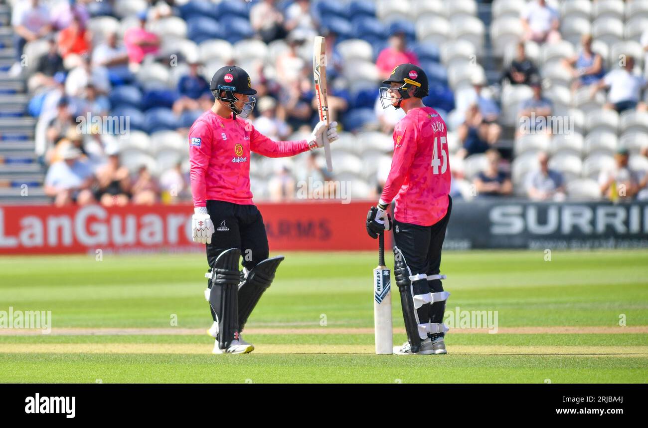 Hove Regno Unito 22 agosto 2023 - Tom Haines (sinistra) raggiunge il suo mezzo secolo contro il Warwickshire durante la partita di cricket One Day Cup al 1st Central County Ground di Hove : Credit Simon Dack /TPI/ Alamy Live News Foto Stock