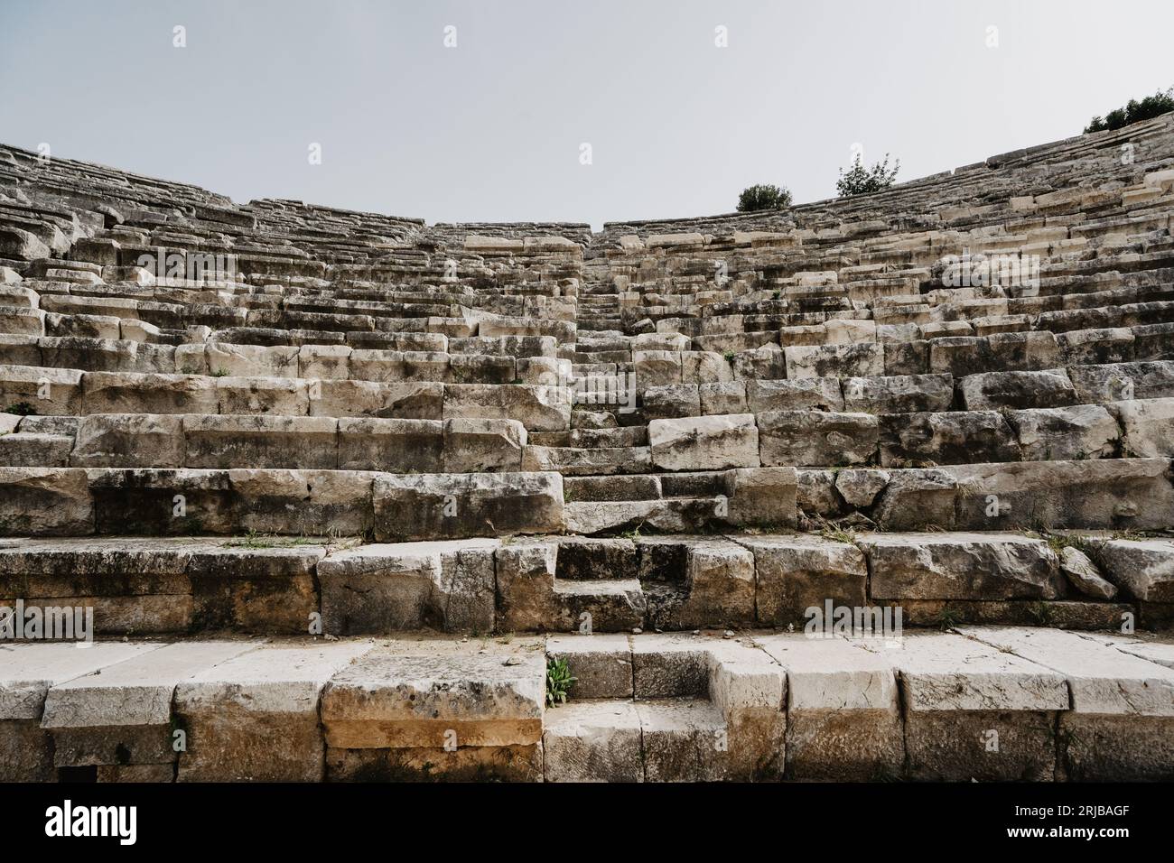 Rovine dell'antica città di Patara ad Antalya, Türkiye. Patara, tomba di roccia Licia e porta della città. Foto Stock