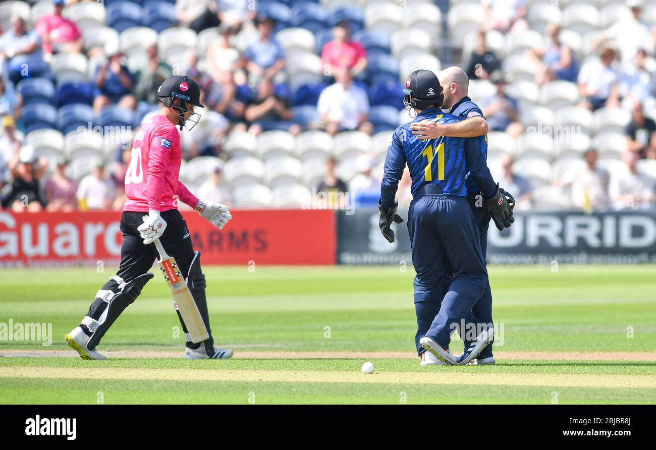 Hove UK 22 agosto 2023 - Tom Haines dei Sussex Sharks viene licenziato LBW per 55 corse al bowling di Jake Lintott del Warwickshire durante la partita di cricket One Day Cup al 1st Central County Ground di Hove : Credit Simon Dack /TPI/ Alamy Live News Foto Stock