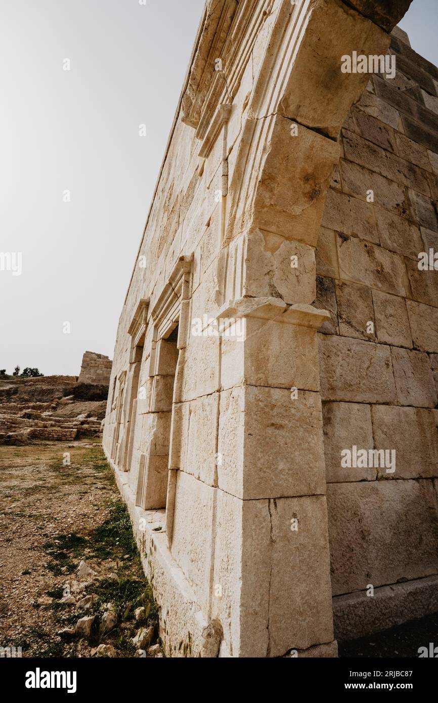 Rovine dell'antica città di Patara ad Antalya, Türkiye. Patara, tomba di roccia Licia e porta della città. Foto Stock