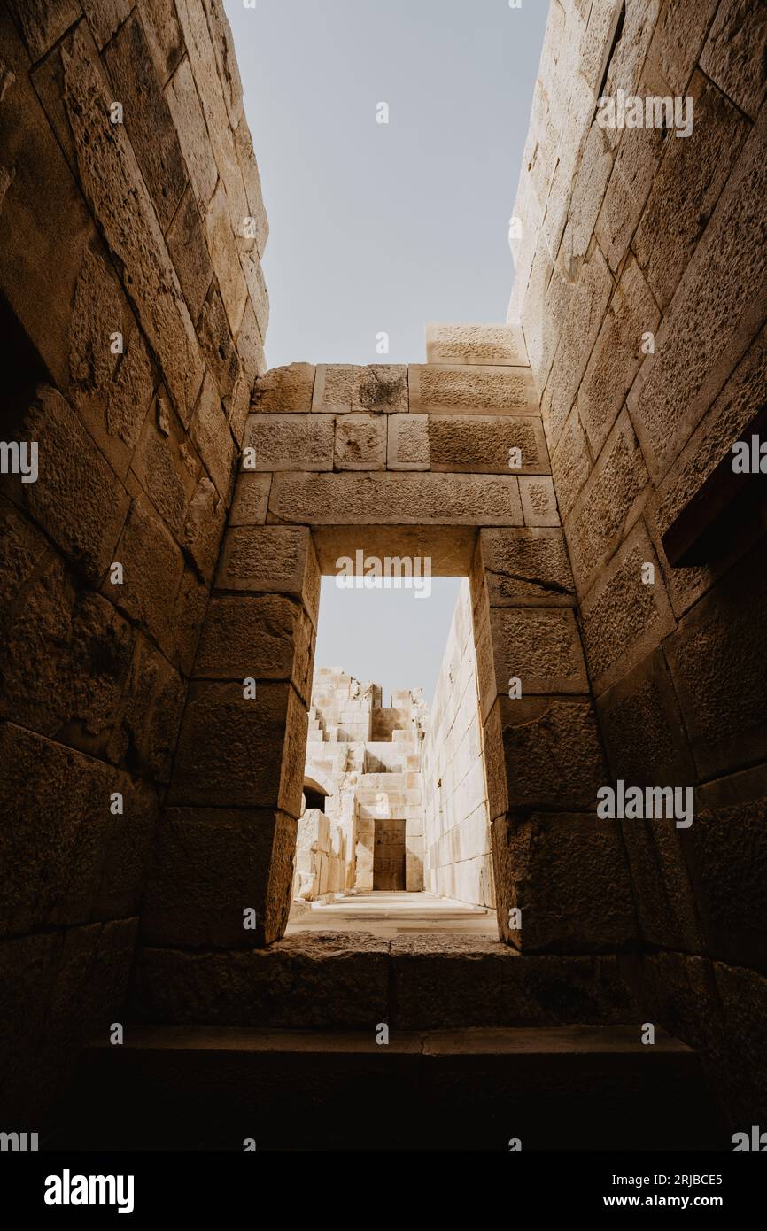 Rovine dell'antica città di Patara ad Antalya, Türkiye. Patara, tomba di roccia Licia e porta della città. Foto Stock