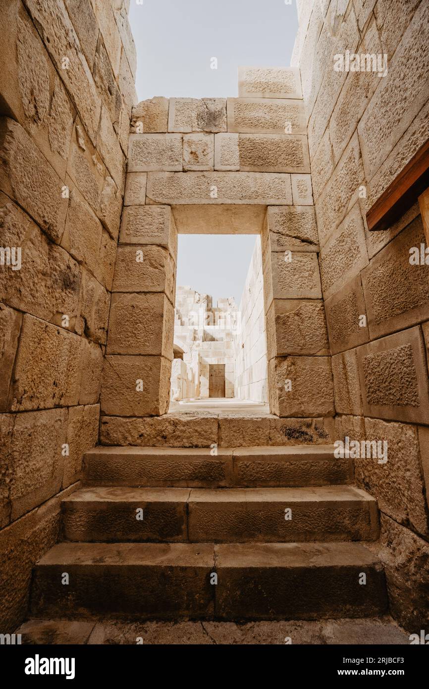 Rovine dell'antica città di Patara ad Antalya, Türkiye. Patara, tomba di roccia Licia e porta della città. Foto Stock