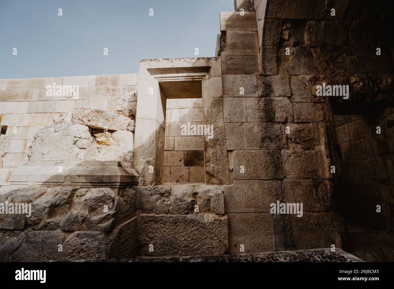Rovine dell'antica città di Patara ad Antalya, Türkiye. Patara, tomba di roccia Licia e porta della città. Foto Stock