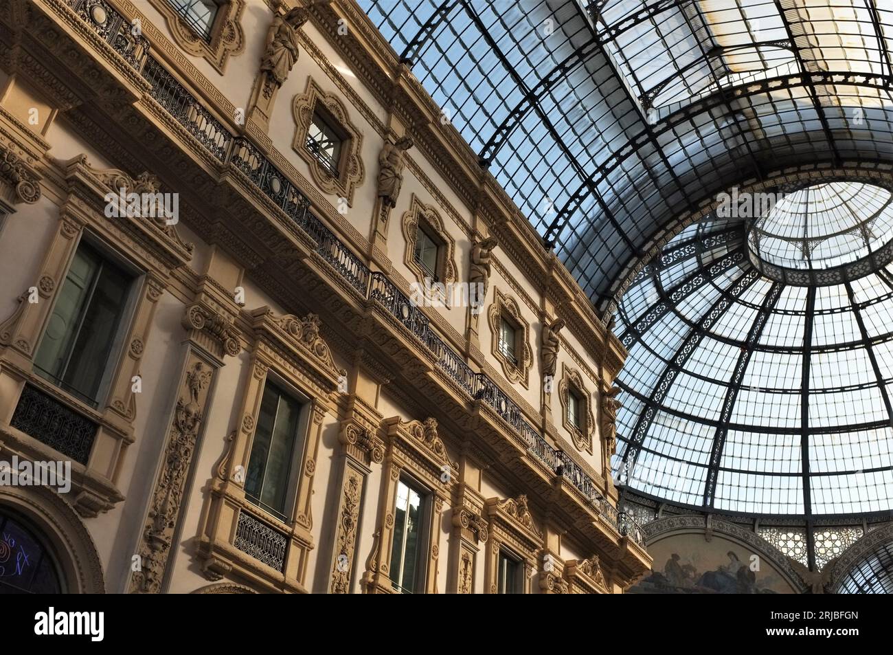 MILANO, ITALIA - 17 MARZO 2023: La struttura della Galleria Vittorio Emanuele, punto di riferimento della città. Foto Stock