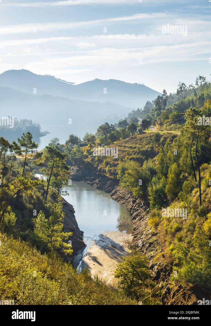 Una vista lungo l'insenatura del fiume verso la valle, il fiume e le montagne oltre a Valbom, Portogallo. Foto Stock