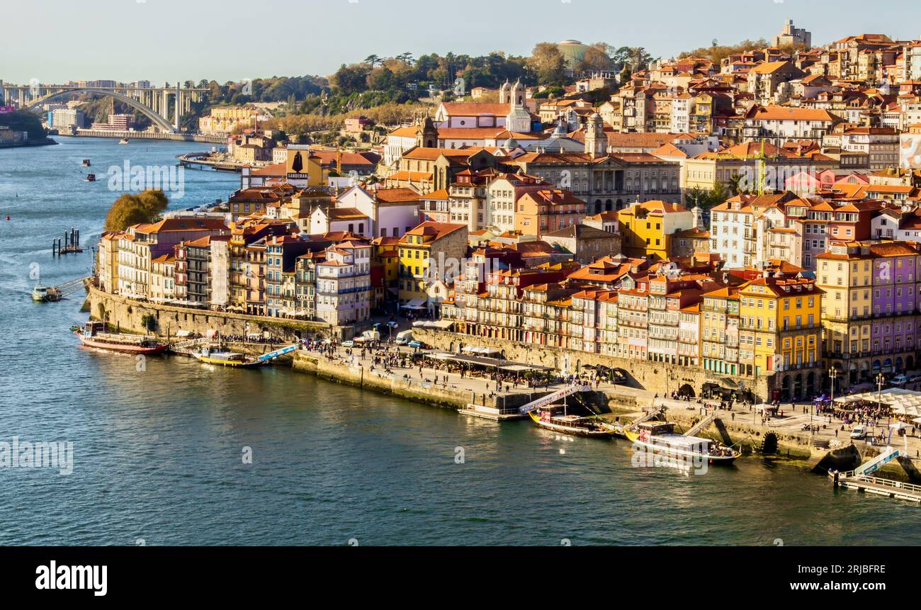 Vista sulla città di Porto sul fiume Douro in Portogallo Foto Stock