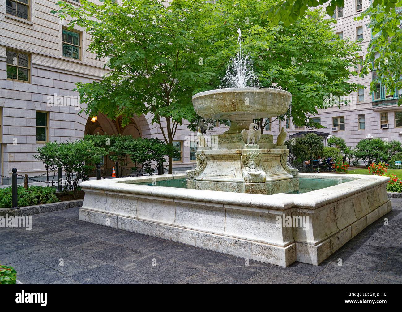 Upper West Side: Il punto di riferimento di New York City, il design rinascimentale dei Belnord Apartments vanta un ingresso ad arco decorato e un cortile paesaggistico con fontana. Foto Stock