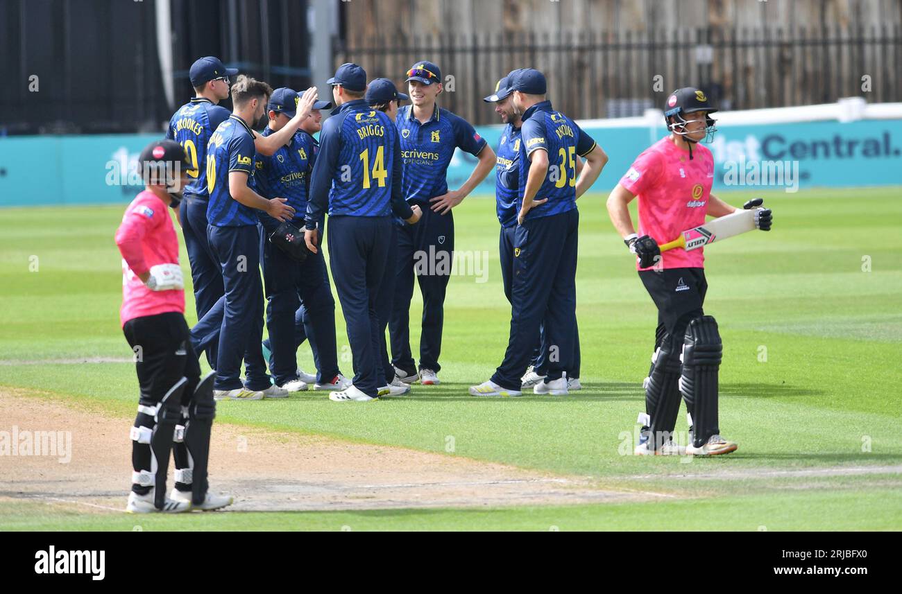 Hove Regno Unito 22 agosto 2023 - i giocatori del Warwickshire si congratulano con ed Barnard dopo aver preso il wicket di Harrison Ward (a destra) della squadra di apertura dei Sussex Sharks durante la loro partita di cricket One Day Cup al 1st Central County Ground di Hove : Credit Simon Dack /TPI/ Alamy Live News Foto Stock