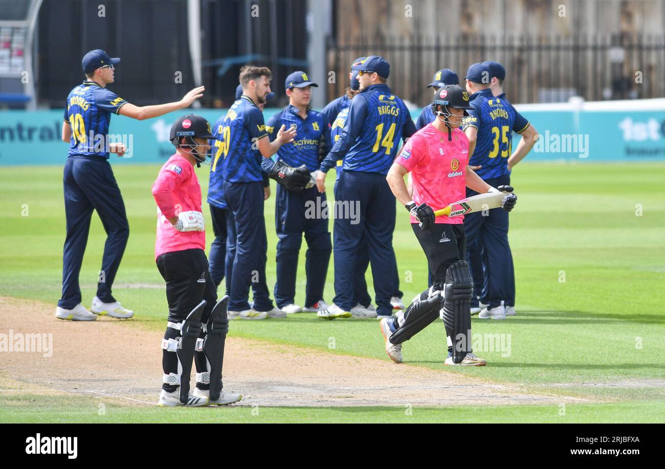 Hove Regno Unito 22 agosto 2023 - i giocatori del Warwickshire si congratulano con ed Barnard dopo aver preso il wicket di Harrison Ward, apripista dei Sussex Sharks, durante la loro partita di cricket One Day Cup al 1st Central County Ground di Hove: Credit Simon Dack /TPI/ Alamy Live News Foto Stock