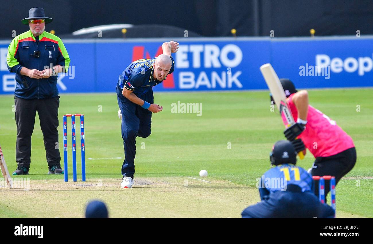 Hove UK 22 agosto 2023 - Oliver Shannon-Dalby bowling per Warwickshire contro i Sussex Sharks durante la loro partita di cricket One Day Cup al 1st Central County Ground di Hove : Credit Simon Dack /TPI/ Alamy Live News Foto Stock