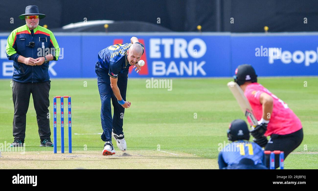 Hove UK 22 agosto 2023 - Oliver Shannon-Dalby bowling per Warwickshire contro i Sussex Sharks durante la loro partita di cricket One Day Cup al 1st Central County Ground di Hove : Credit Simon Dack /TPI/ Alamy Live News Foto Stock