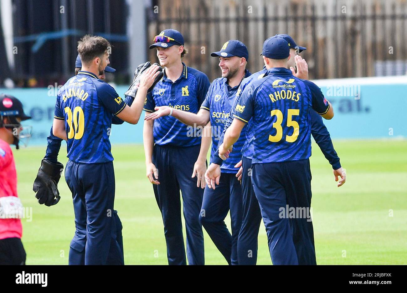 Hove Regno Unito 22 agosto 2023 - i giocatori del Warwickshire si congratulano con ed Barnard sulla sinistra dopo aver preso il wicket dell'apertura dei Sussex Sharks Harrison Ward durante la loro partita di cricket One Day Cup al 1st Central County Ground di Hove : Credit Simon Dack /TPI/ Alamy Live News Foto Stock