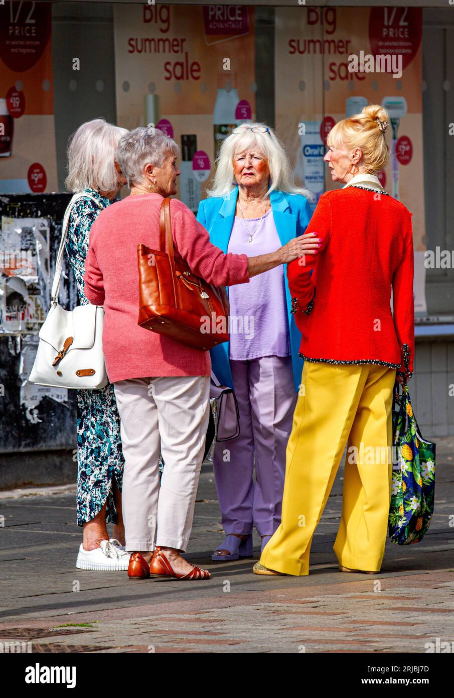 Dundee, Tayside, Scozia, Regno Unito. 22 agosto 2023. Meteo Regno Unito: Tayside in Scozia sta vivendo il sole di fine agosto con temperature che raggiungono i 20°C. La gente del posto trascorre il martedì mattina nel centro della città di Dundee, godendosi il bel clima caldo di agosto e la vita cittadina mentre svolge le proprie attività abituali mentre fa shopping per offerte di fine estate nel bel mezzo della crescente inflazione scozzese. Crediti: Dundee Photographics/Alamy Live News Foto Stock