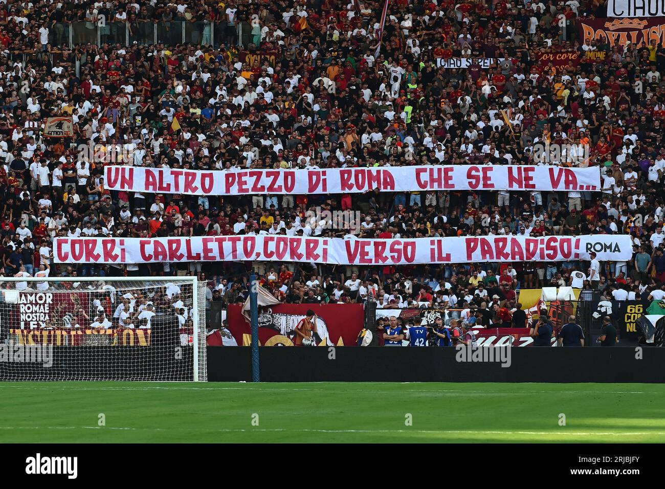 I sostenitori dell'AS Roma rendono omaggio a uno striscione alla memoria di Carlo Mazzone durante la partita di serie A tra AS Roma e US Salernitana allo Stadio Olimpico, Foto Stock