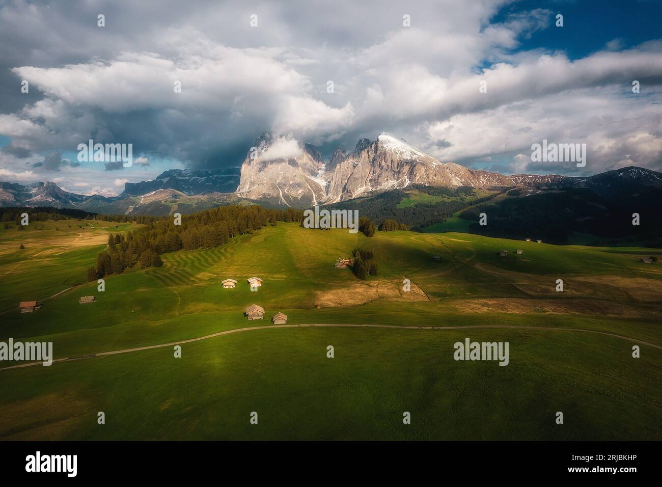 Vista aerea dei paesaggi dell'Alpe di Siusi, Dolomiti italiane in primavera Foto Stock