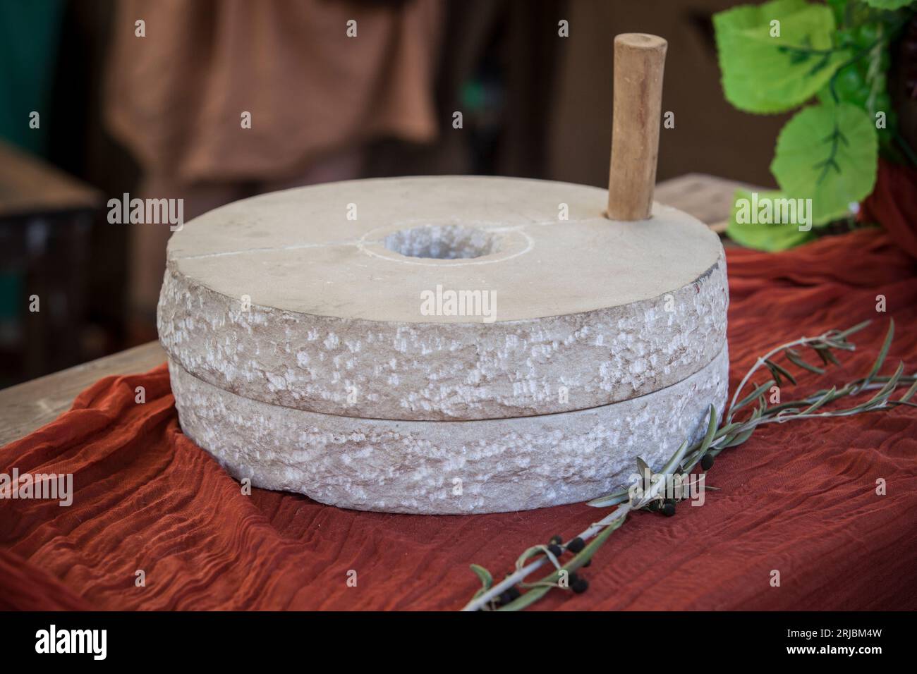Mulino a mano in pietra o mola manuaria, mulino portatile utilizzato nell'antica epoca romana Foto Stock