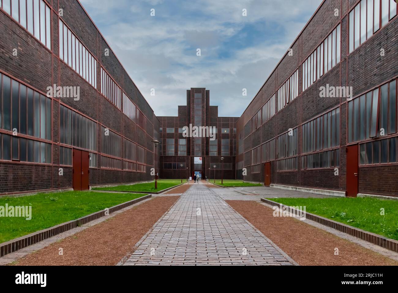 Essen, Germania-aprile 2022; vista dal basso angolo del Red Dot Design Museum ex caldaia in stile Bauhaus in tipico con capriate in acciaio rosso alla miniera di carbone in Foto Stock