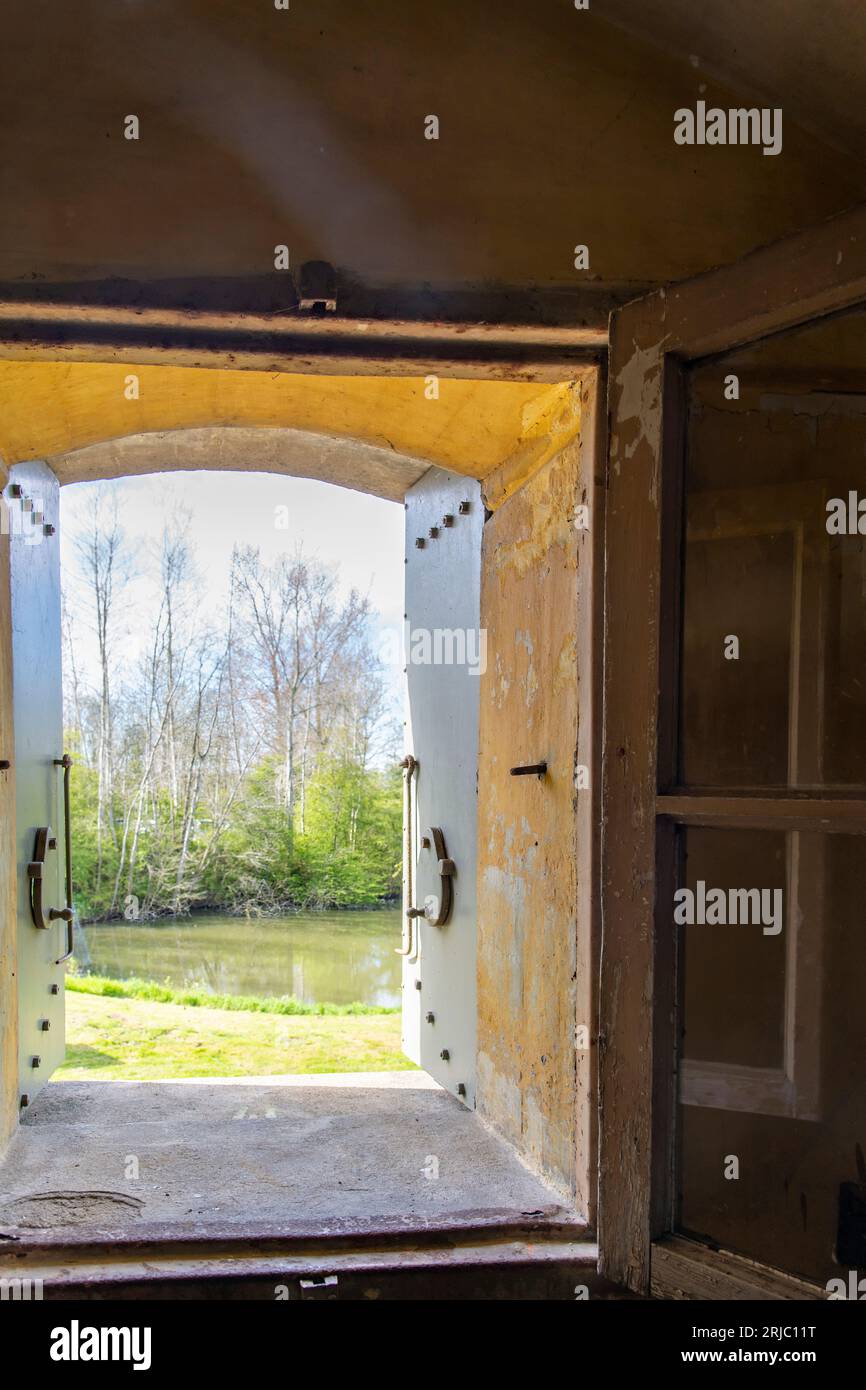 Westbeemster, Paesi Bassi-aprile 2022; Vista attraverso una delle finestre del muro di Fort Spijkerboor, il forte più importante della difesa di Amsterdam Foto Stock