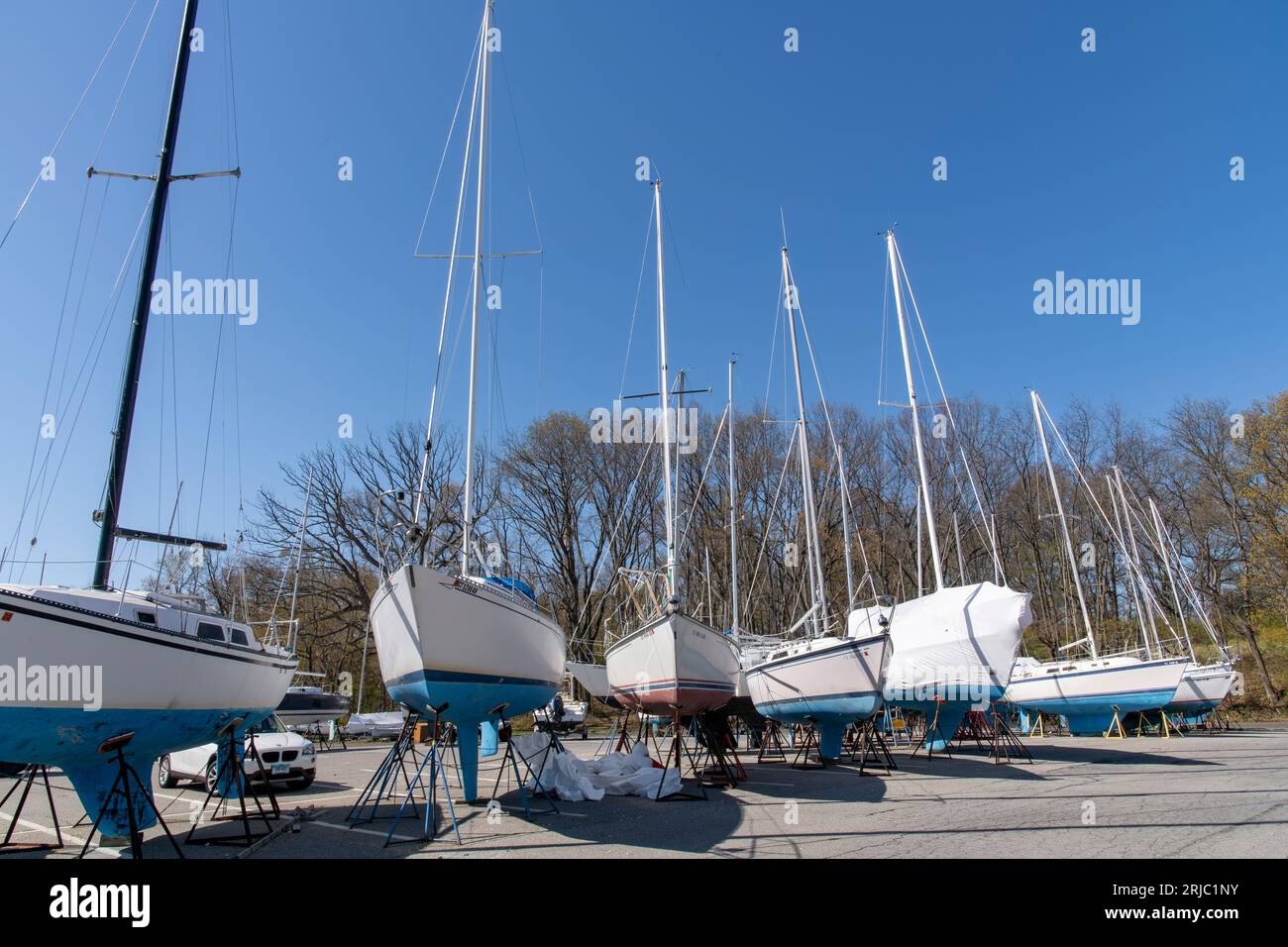 Old Greenwich, Connecticut, USA-maggio 2022; vista sul parcheggio con barche a vela su palafitte e parzialmente avvolto per l'inverno sul Greenwich Point Park Foto Stock