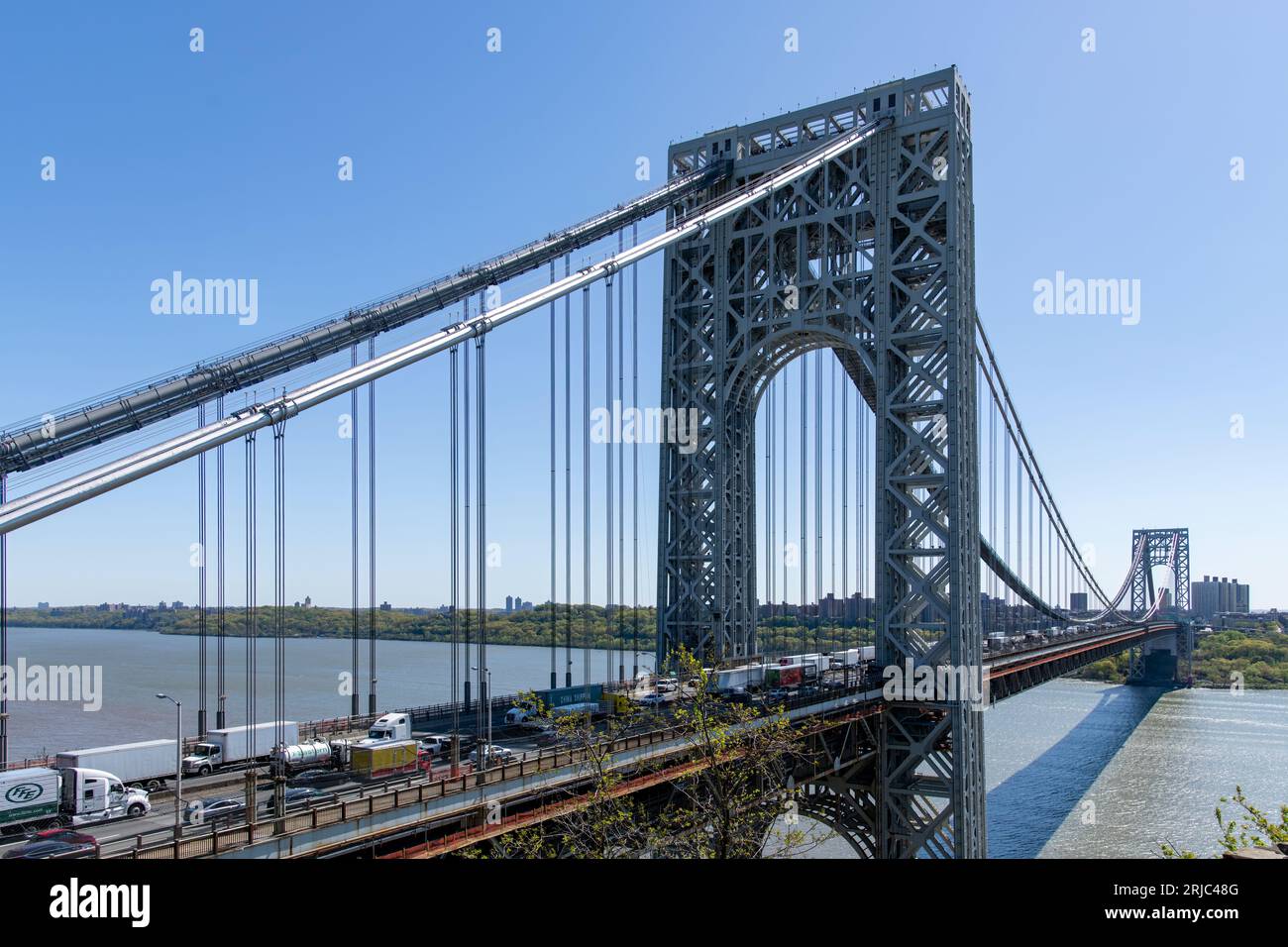 New York City, NY, USA-maggio 2022; vista dall'alto del ponte George Washington a due piani con traffico intenso che si affaccia su Manhattan lungo l'Hudson Riv Foto Stock