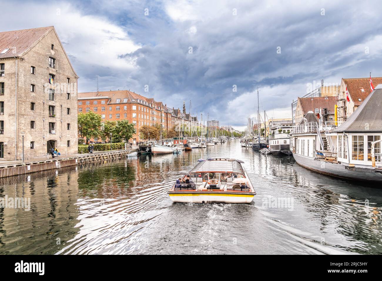 Piccoli canali di Copenaghen nel centro della città, Danimarca Foto Stock