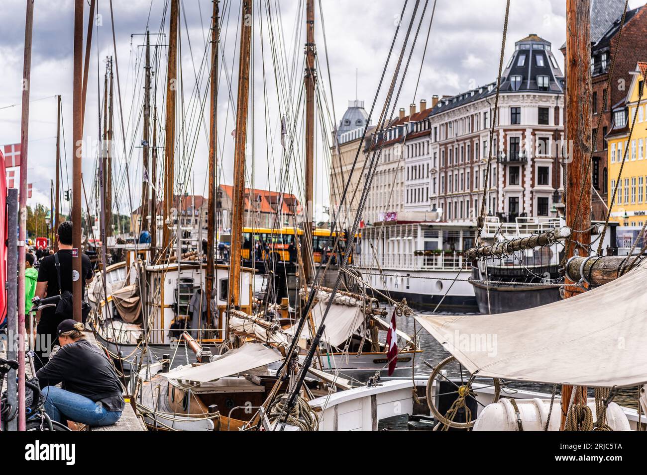 Canali Nyhavn con navi d'epoca, Copenaghen Danimarca Foto Stock