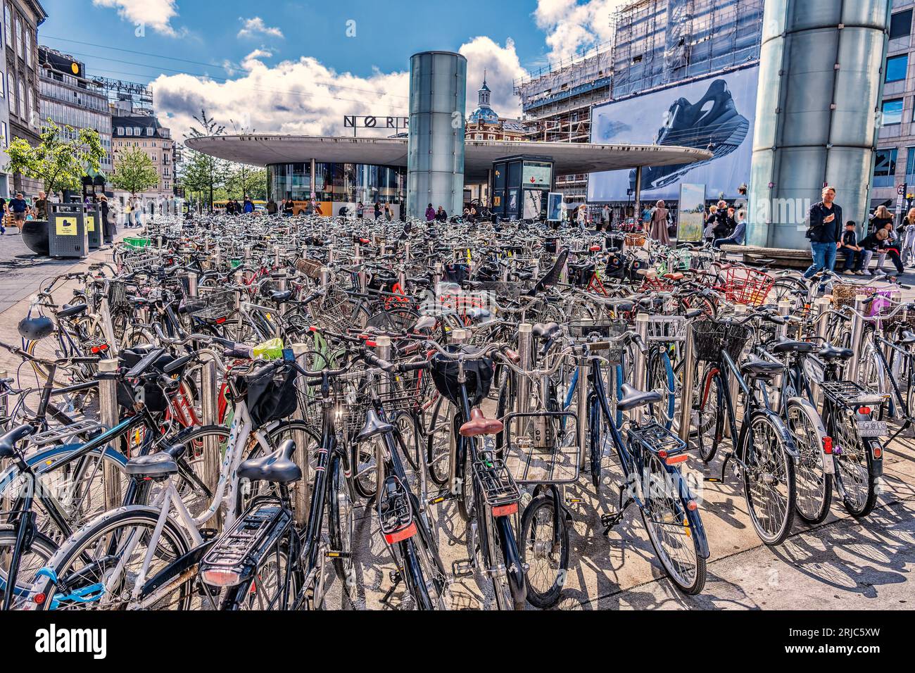 Parcheggio per biciclette nel centro di Copenhagen, Danimarca Foto Stock