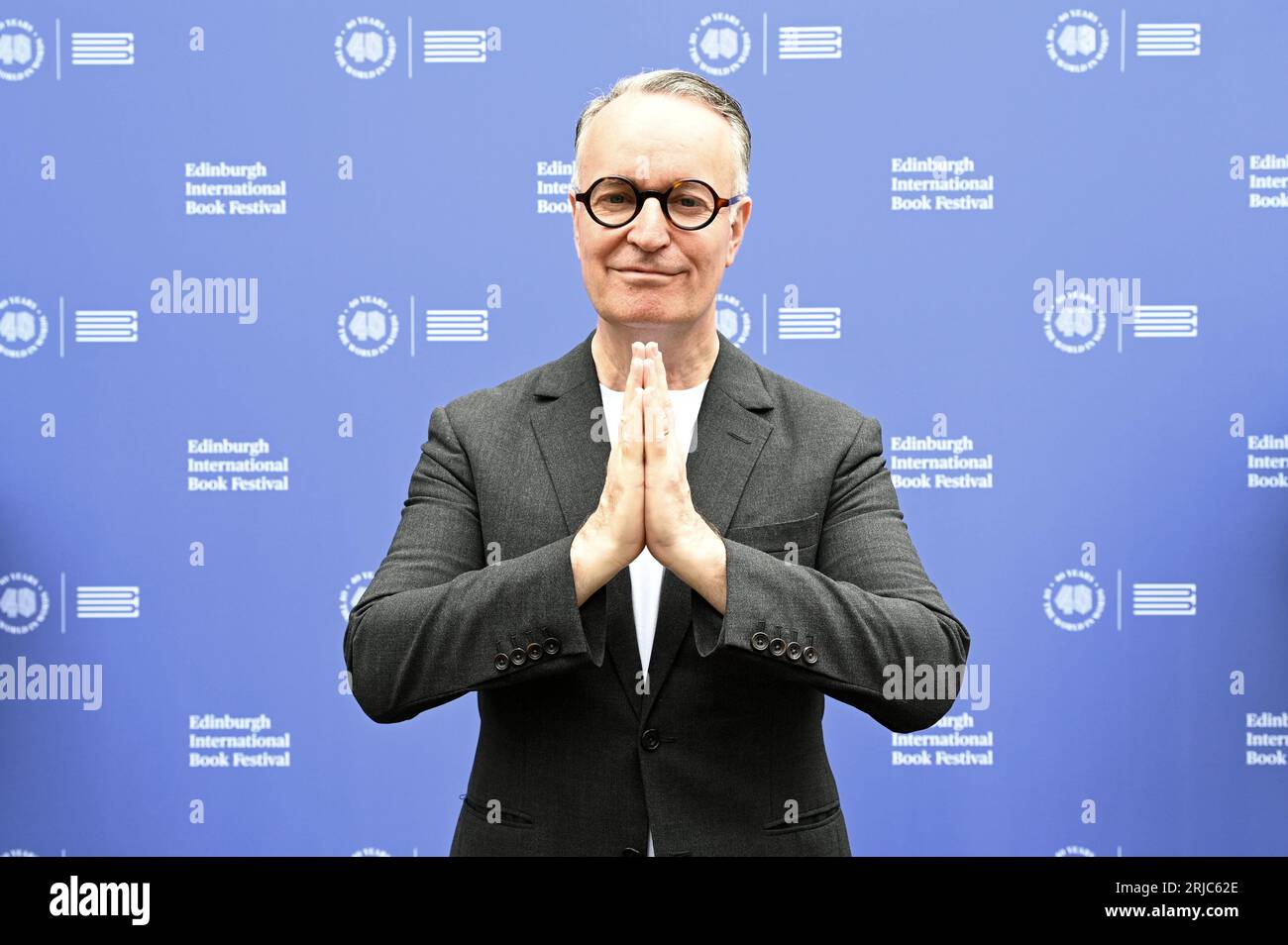 Edimburgo, Scozia, Regno Unito. 22 agosto 2023. 40° anniversario dell'Edinburgh International Book Festival: L'autore scozzese e il candidato al Three Times Booker Prize Andrew o'Hagan alla photocall ufficiale. Credit Craig Brown/Alamy Live News Foto Stock