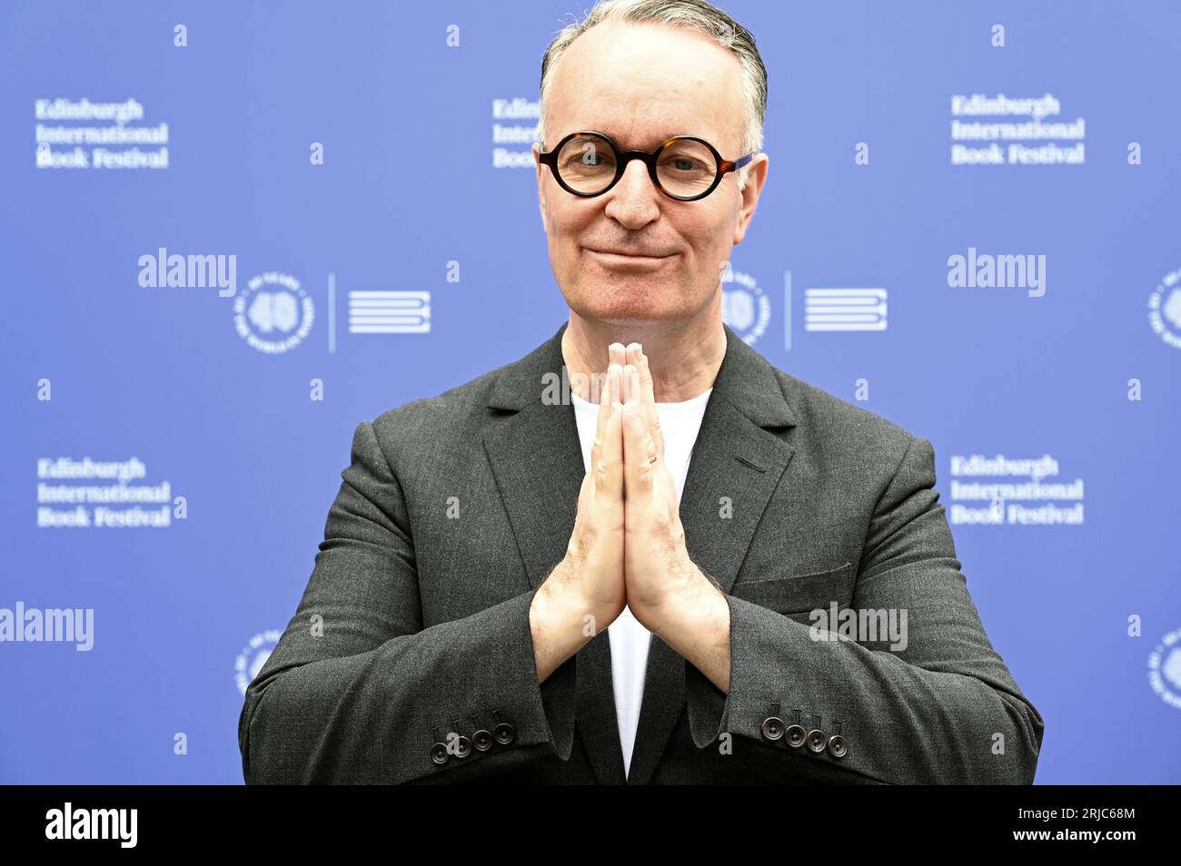 Edimburgo, Scozia, Regno Unito. 22 agosto 2023. 40° anniversario dell'Edinburgh International Book Festival: L'autore scozzese e il candidato al Three Times Booker Prize Andrew o'Hagan alla photocall ufficiale. Credit Craig Brown/Alamy Live News Foto Stock