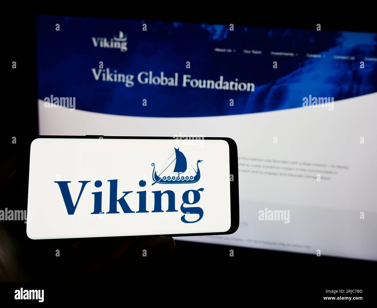 Persona che possiede un telefono cellulare con il logo della società americana Viking Global Investors LP sullo schermo davanti alla pagina Web. Concentrarsi sul display del telefono. Foto Stock