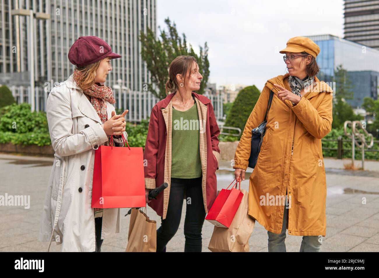 Gruppo eterogeneo di amici con borse per lo shopping nell'area del centro di Madrid Foto Stock