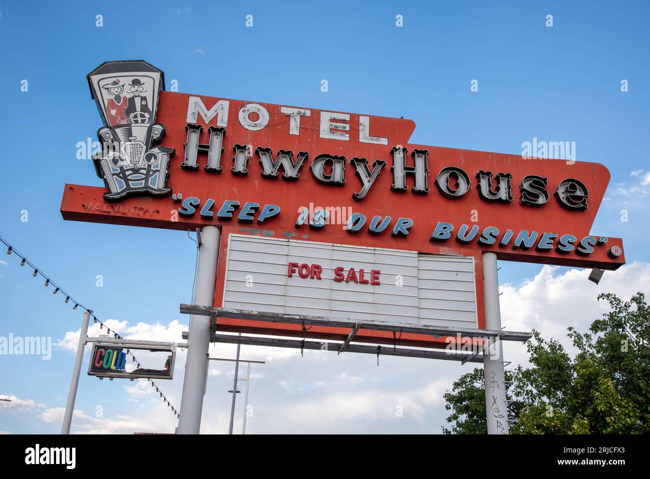 Grande cartello arancione sulla Route 66 per l'Hiway House Motel con il logo Sleep is Our Business e "in vendita" sul padiglione di Albuquerque, New Mexico, USA. Foto Stock