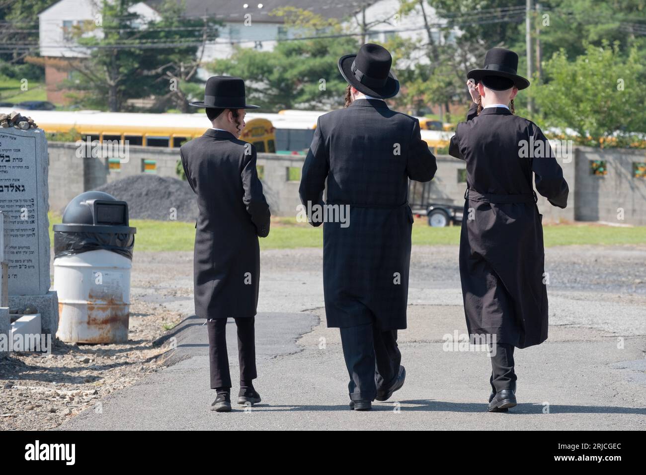3 ebrei di Satmar chassidici, probabilmente una famiglia, uscire dall'Old Satmar Cemetery a Kiryas Yoel nella contea di Orange, New York. Foto Stock