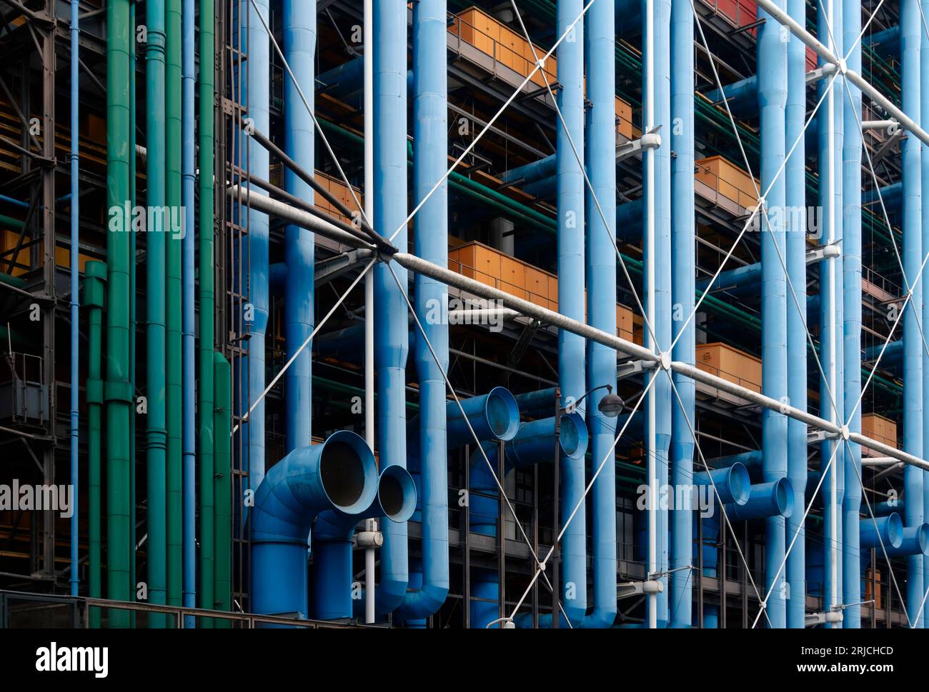 Vista posteriore dei tubi di servizio esposti. Centre Pompidou Paris nel 2023, Parigi, Francia. Architetto: Richard Rogers, Renzo piano , Gianfranco Franchini, Foto Stock