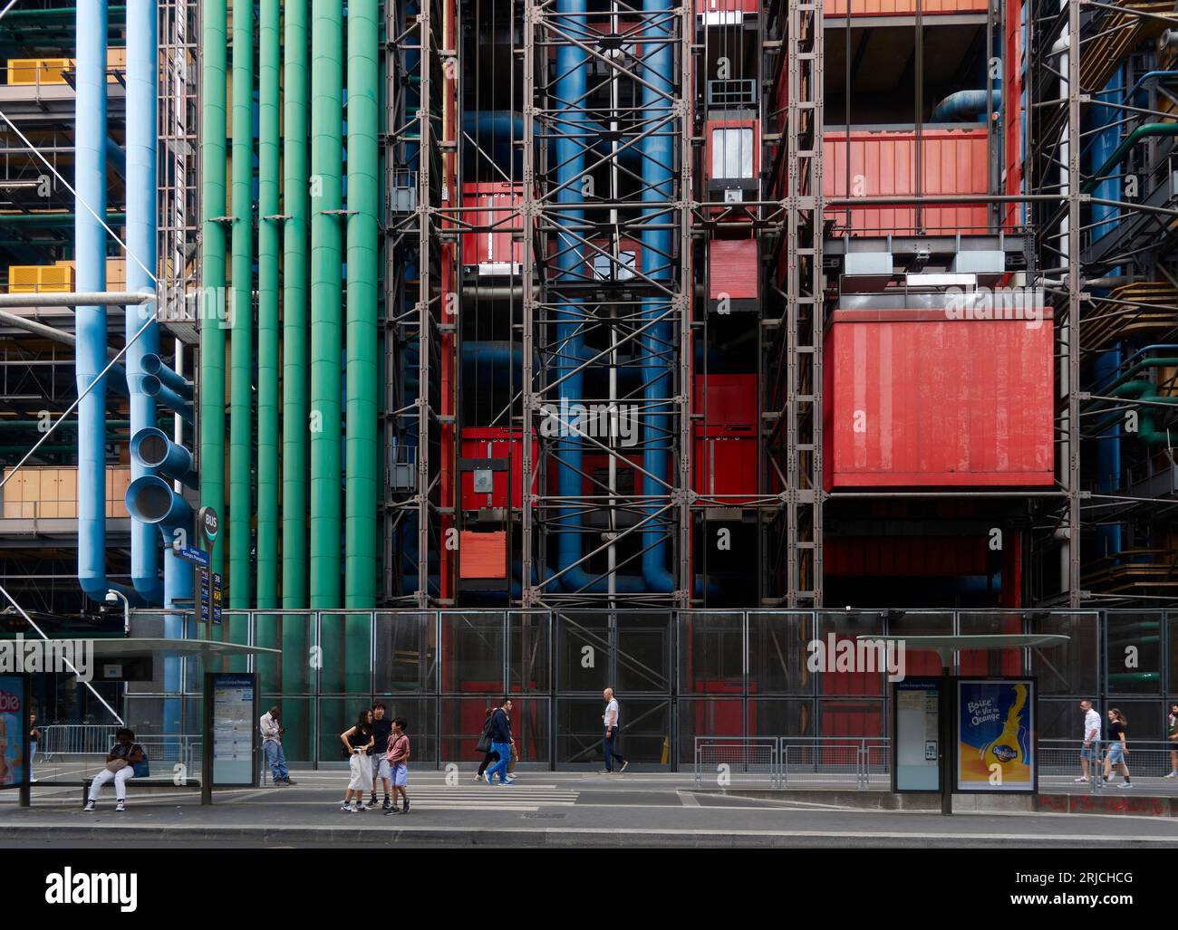 Vista posteriore dei tubi di servizio esposti. Centre Pompidou Paris nel 2023, Parigi, Francia. Architetto: Richard Rogers, Renzo piano , Gianfranco Franchini, Foto Stock