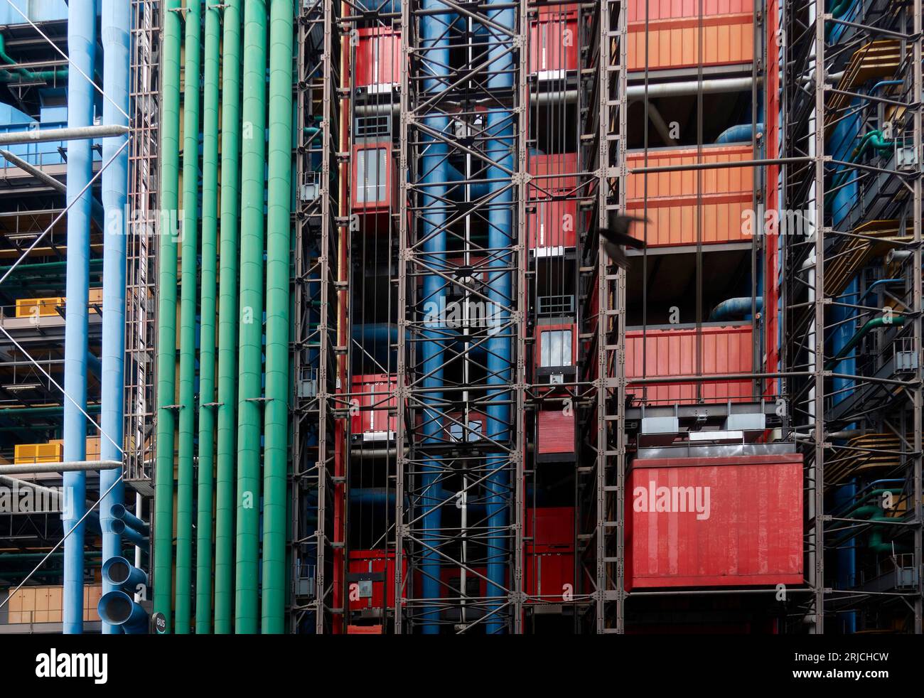 Vista posteriore dei tubi di servizio esposti. Centre Pompidou Paris nel 2023, Parigi, Francia. Architetto: Richard Rogers, Renzo piano , Gianfranco Franchini, Foto Stock