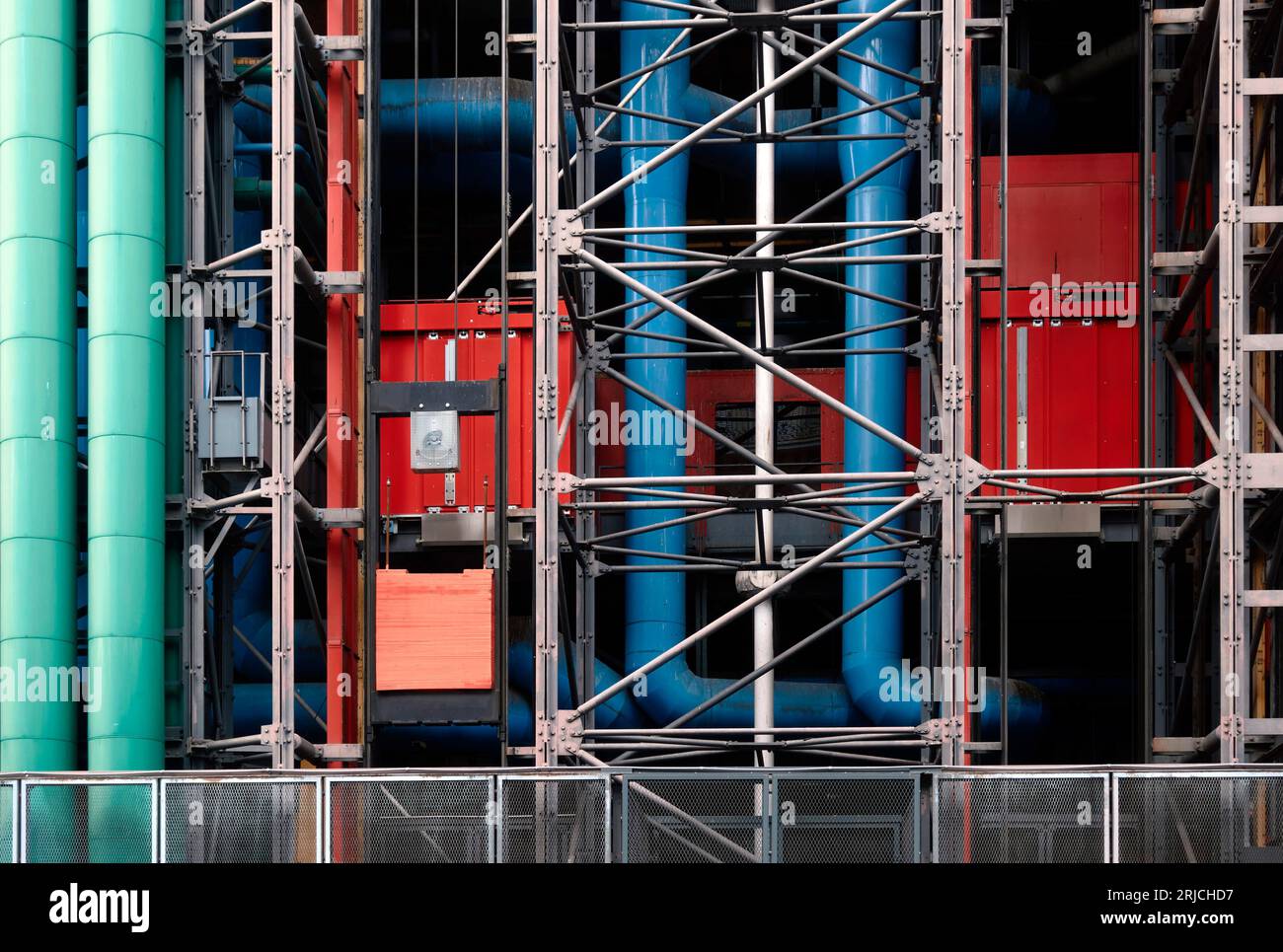 Vista posteriore dei tubi di servizio esposti. Centre Pompidou Paris nel 2023, Parigi, Francia. Architetto: Richard Rogers, Renzo piano , Gianfranco Franchini, Foto Stock