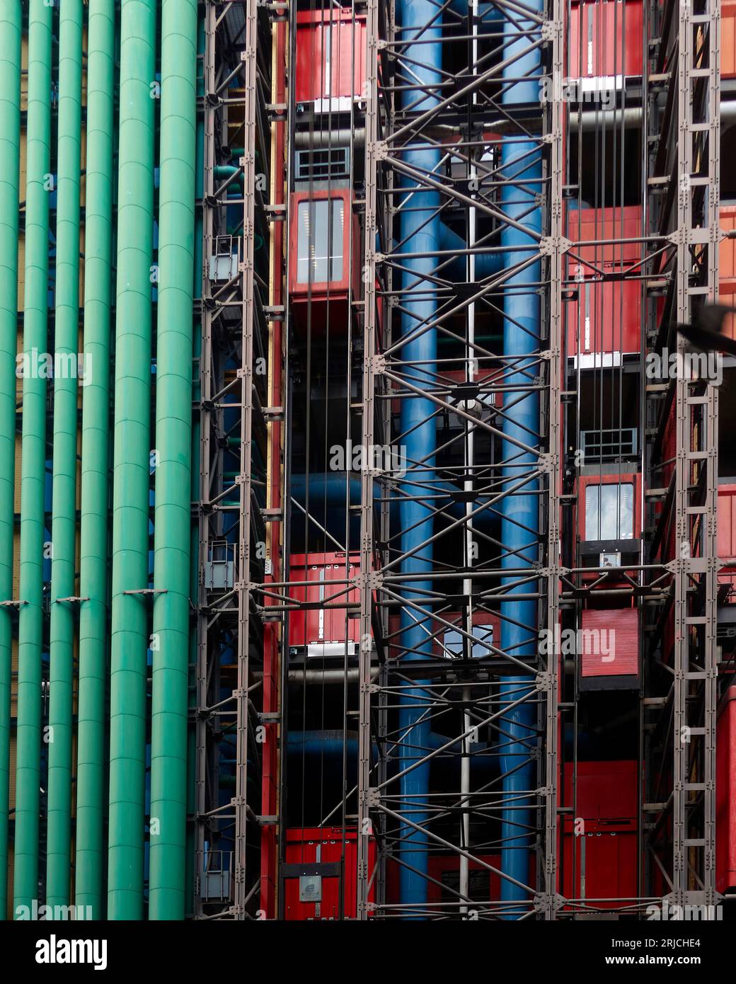 Vista posteriore dei tubi di servizio esposti. Centre Pompidou Paris nel 2023, Parigi, Francia. Architetto: Richard Rogers, Renzo piano , Gianfranco Franchini, Foto Stock
