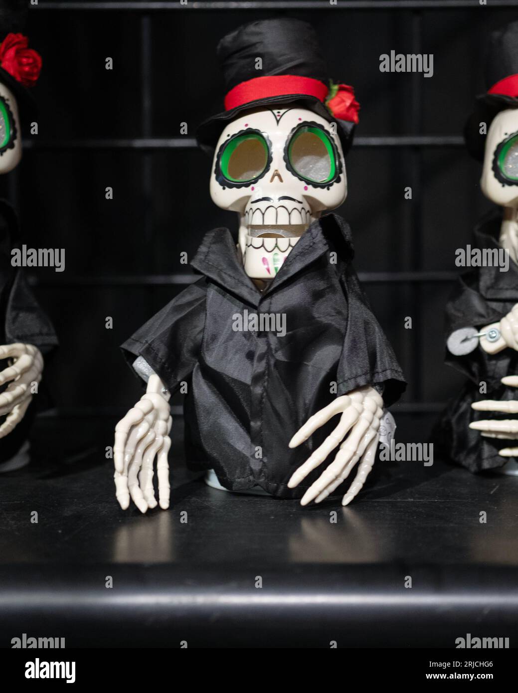 Un bizzarro e raccapricciante ornamento da scrivania di una figura scheletrica in un mantello nero. All'Halloween Adventure, un negozio di costumi a Greenwich Village, Manhattan. Foto Stock