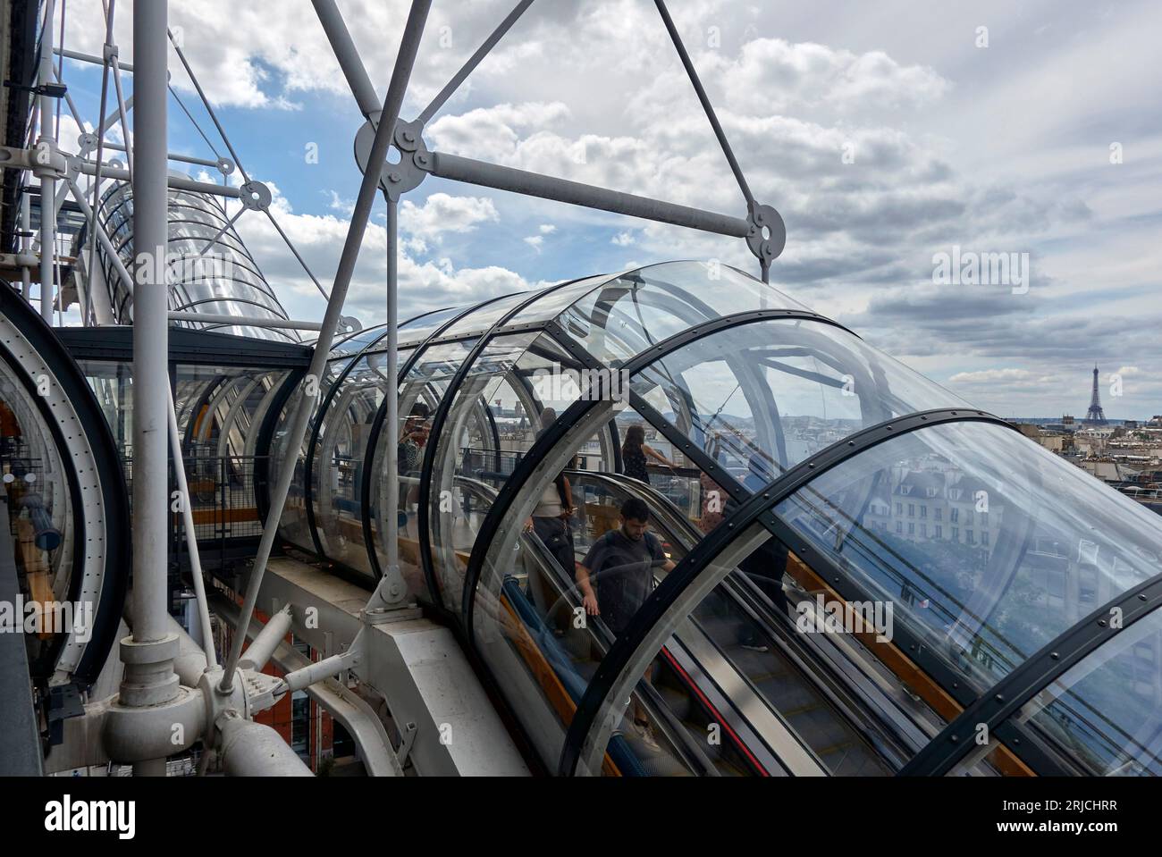 Vista su Parigi dalla scala superiore. Centre Pompidou Paris nel 2023, Parigi, Francia. Architetto: Richard Rogers, Renzo piano , Gianfranco Franchini, 197 Foto Stock