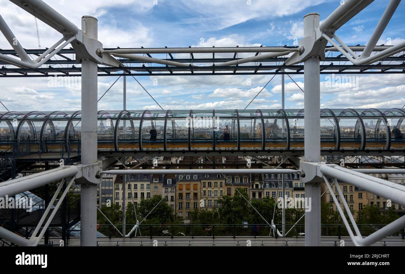 Vista su Parigi dalla scala superiore. Centre Pompidou Paris nel 2023, Parigi, Francia. Architetto: Richard Rogers, Renzo piano , Gianfranco Franchini, 197 Foto Stock Vista su Parigi dalla scala superiore. Centre Pompidou Paris nel 2023, Parigi, Francia. Architetto: Richard Rogers, Renzo piano , Gianfranco Franchini, 197 Foto Stock
