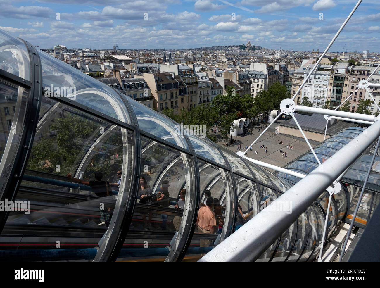 Vista su Parigi dalla scala superiore. Centre Pompidou Paris nel 2023, Parigi, Francia. Architetto: Richard Rogers, Renzo piano , Gianfranco Franchini, 197 Foto Stock Vista su Parigi dalla scala superiore. Centre Pompidou Paris nel 2023, Parigi, Francia. Architetto: Richard Rogers, Renzo piano , Gianfranco Franchini, 197 Foto Stock