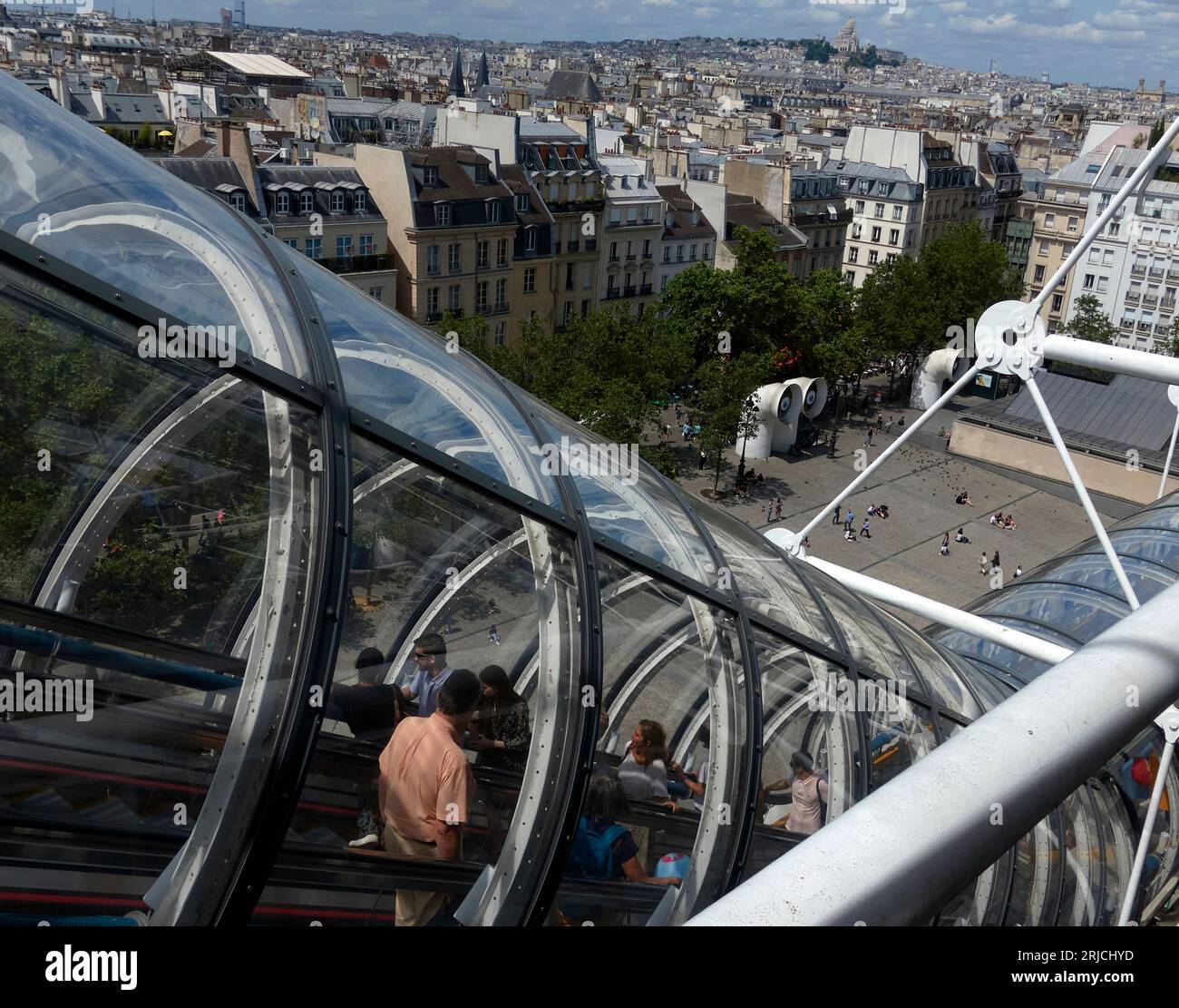 Vista su Parigi dalla scala superiore. Centre Pompidou Paris nel 2023, Parigi, Francia. Architetto: Richard Rogers, Renzo piano , Gianfranco Franchini, 197 Foto Stock Vista su Parigi dalla scala superiore. Centre Pompidou Paris nel 2023, Parigi, Francia. Architetto: Richard Rogers, Renzo piano , Gianfranco Franchini, 197 Foto Stock